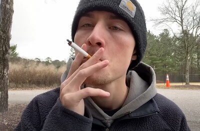 Лечение зависимости от табакокурения в Мелеузе Мужчина с сигаретой делает затяжку