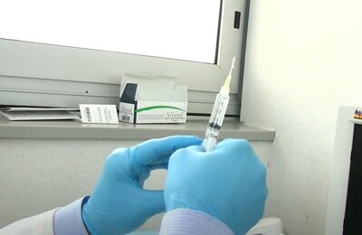 Проведение кодирования Вивитролом в Мелеузе Шприц с Вивитролом в руках у врача